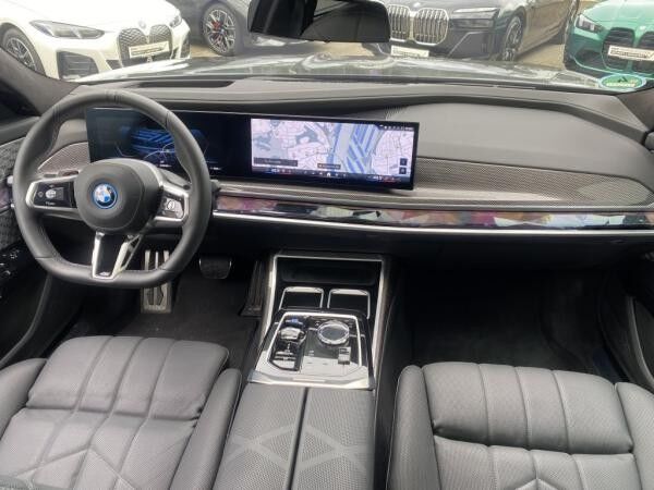 BMW i7 M70 xDrive M Sport || TheatreScreen Massage (G70)