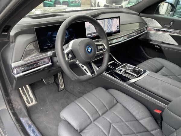 BMW i7 M70 xDrive M Sport || TheatreScreen Massage (G70)