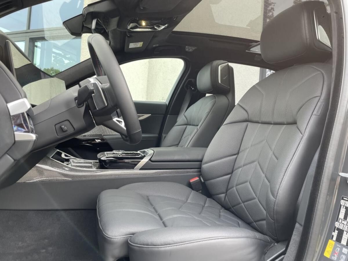 BMW i7 M70 xDrive M Sport || TheatreScreen Massage (G70)