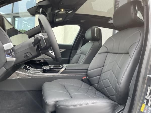 BMW i7 M70 xDrive M Sport || TheatreScreen Massage (G70)