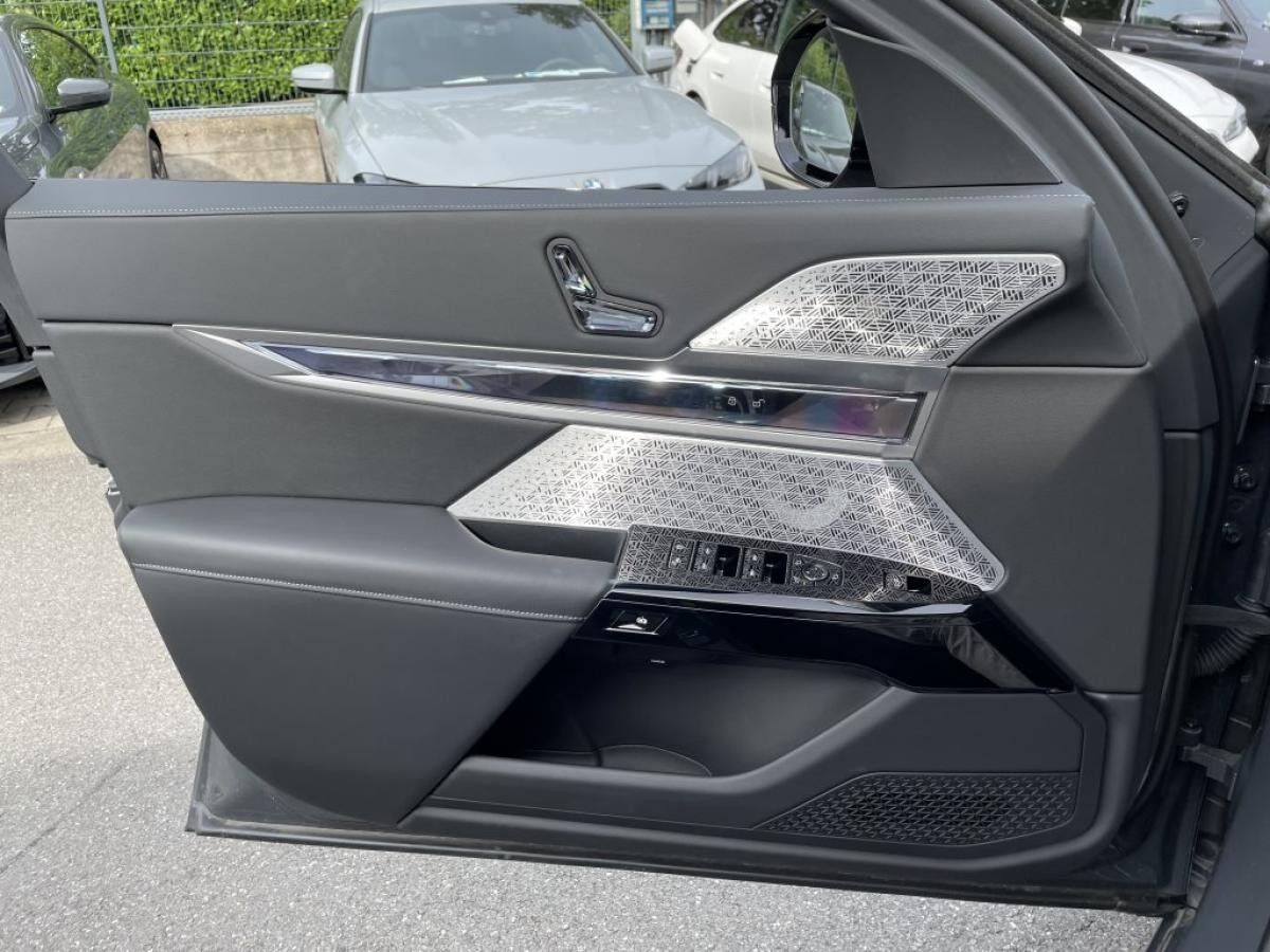 BMW i7 M70 xDrive M Sport || TheatreScreen Massage (G70)