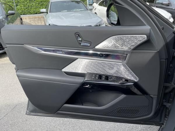 BMW i7 M70 xDrive M Sport || TheatreScreen Massage (G70)
