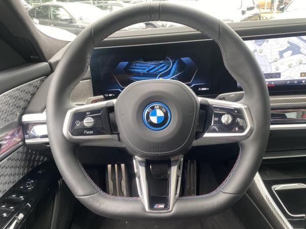 BMW i7 M70 xDrive M Sport || TheatreScreen Massage (G70)