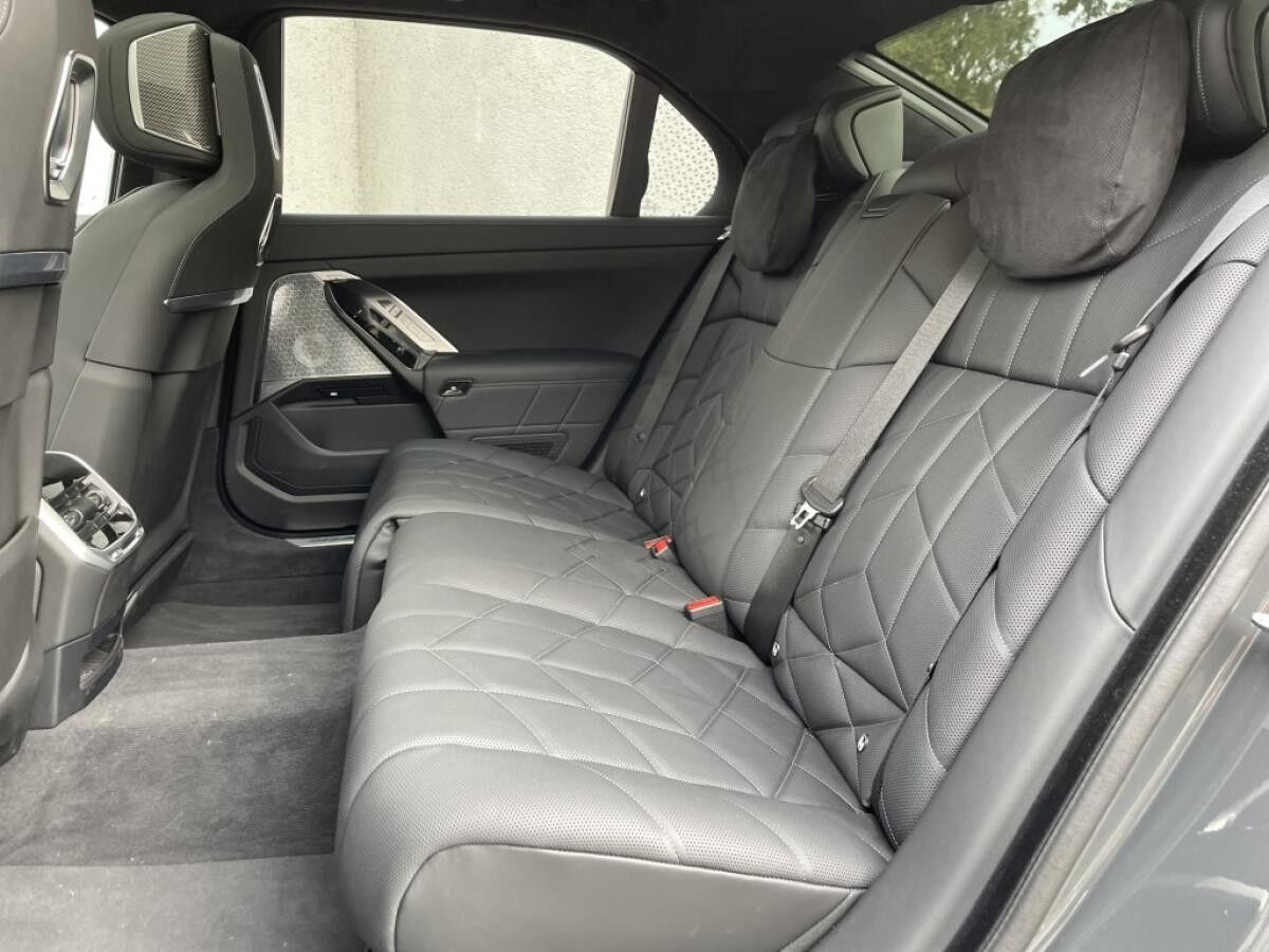 BMW i7 M70 xDrive M Sport || TheatreScreen Massage (G70)