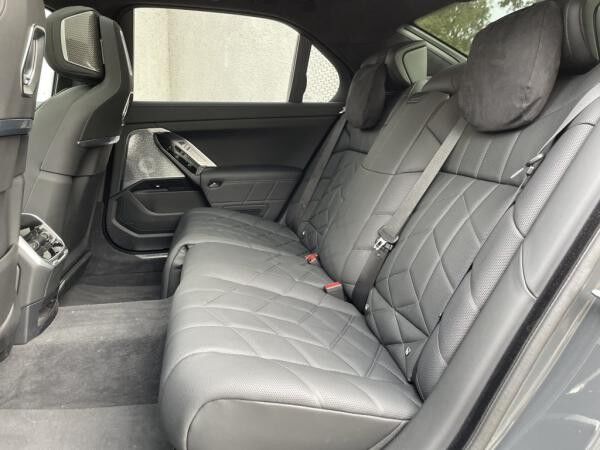 BMW i7 M70 xDrive M Sport || TheatreScreen Massage (G70)
