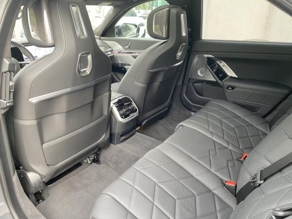BMW i7 M70 xDrive M Sport || TheatreScreen Massage (G70)