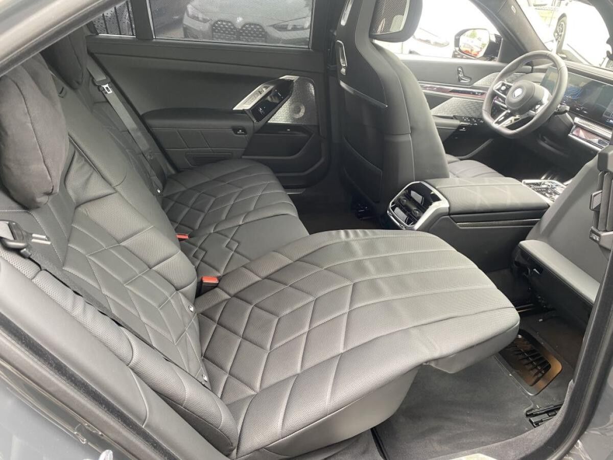 BMW i7 M70 xDrive M Sport || TheatreScreen Massage (G70)