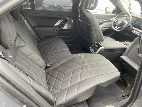 BMW i7 M70 xDrive M Sport || TheatreScreen Massage (G70)