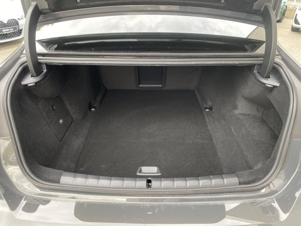 BMW i7 M70 xDrive M Sport || TheatreScreen Massage (G70)