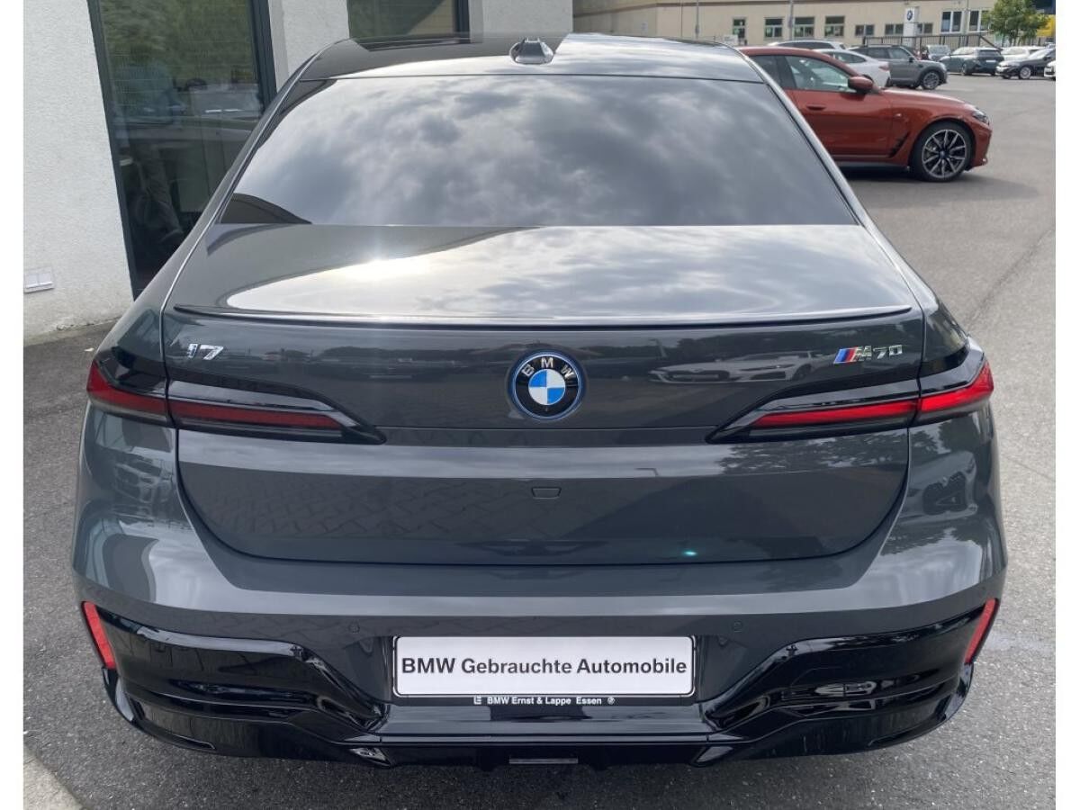 BMW i7 M70 xDrive M Sport || TheatreScreen Massage (G70)