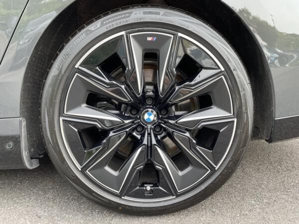 BMW i7 M70 xDrive M Sport || TheatreScreen Massage (G70)