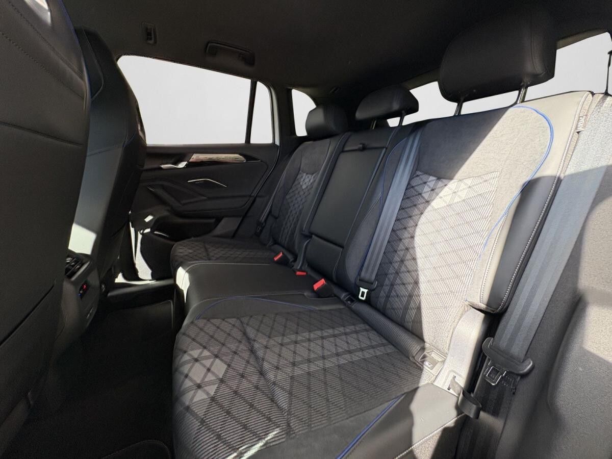 Volkswagen Tiguan R-Line 1.5 eHybrid DSG AHK HEADUP MATRIX