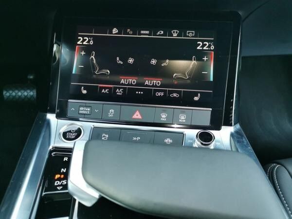 Audi Q8 e-tron 55 quattro advanced *HUD*