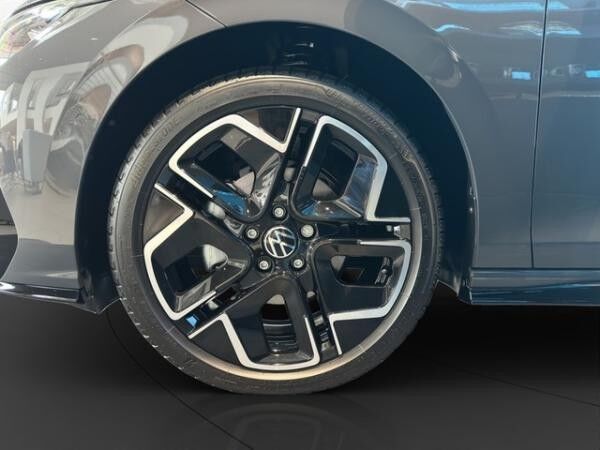 Volkswagen Golf VIII 1.5 eTSI DSG R-Line | PANO | LED |