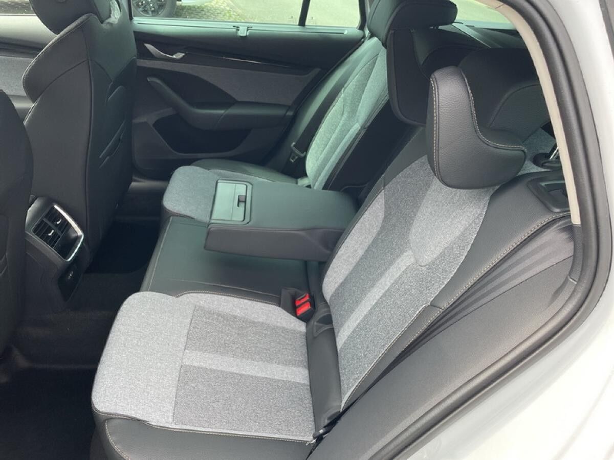 Skoda Octavia Skoda Octavia Combi IV 2.0 TDI DSG Tour *PRIVAT*SOFORT* l ACC l MATRIX l KESSY l 2x PDC l NAVI l