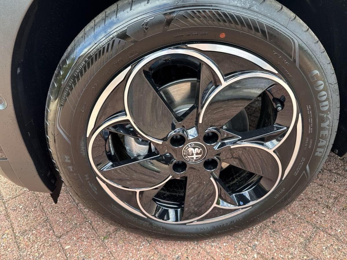 Alfa Romeo Junior Ibrida SPECIALE -Panoramadach  Technologie-Sport-Paket