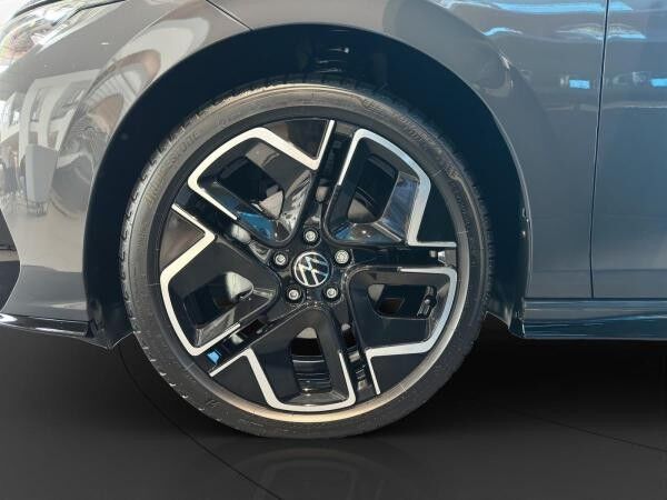 Volkswagen Golf VIII 1.5 eTSI DSG R-Line | PANO | LED |