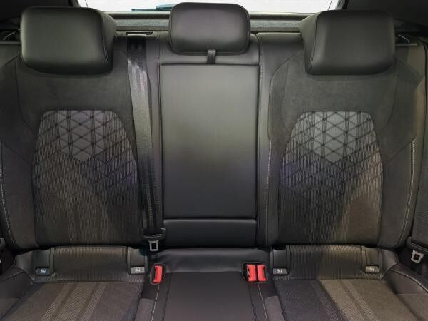 Volkswagen Golf VIII 1.5 eTSI DSG R-Line | PANO | LED |