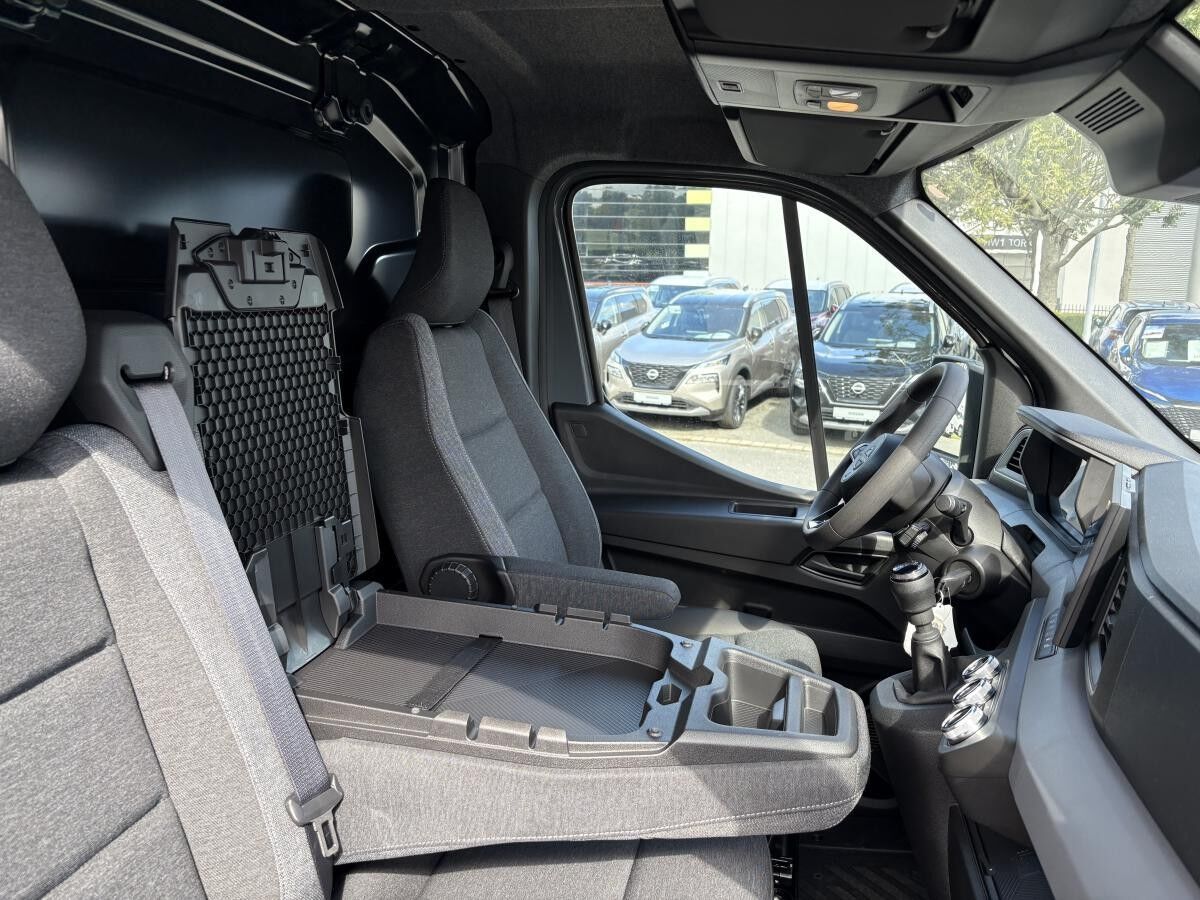 Nissan Interstar Kasten MJ25 N-CONNECTA Frontantrieb L3H2 3,5 t dCi 170