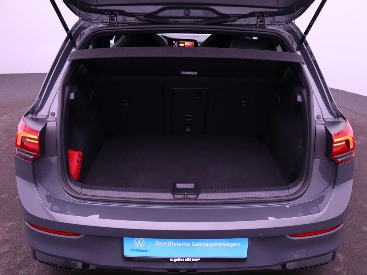 Volkswagen Golf VIII R-Line 2.0 TSI DSG / Navi, RFK, LED+