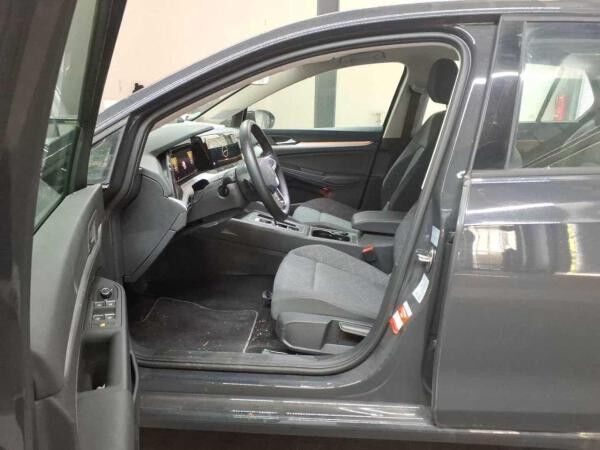 Volkswagen Golf Life 2.0 TDI DSG / Navi, App, LED, ACC, SHZ