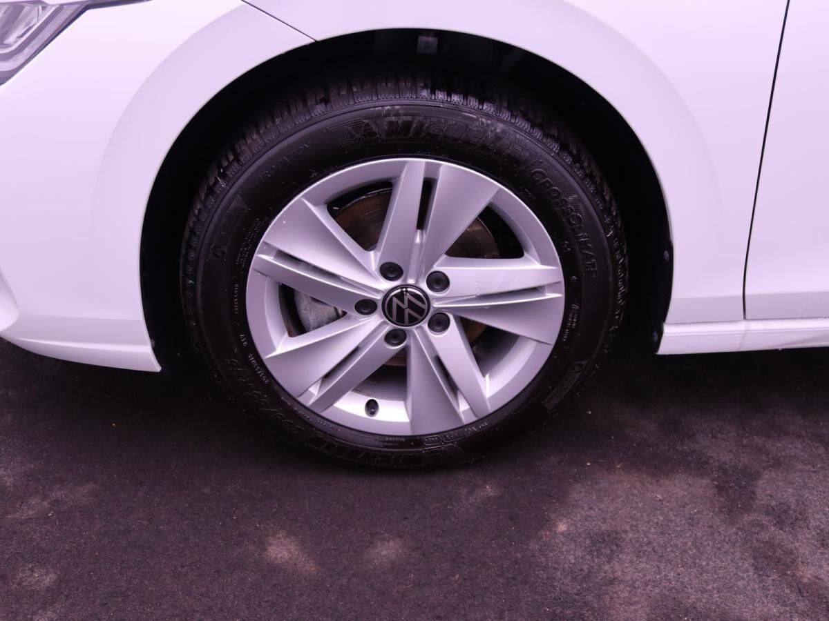 Volkswagen Golf VIII Life 1.5eTSI DSG / Navi, HuD, App, LED