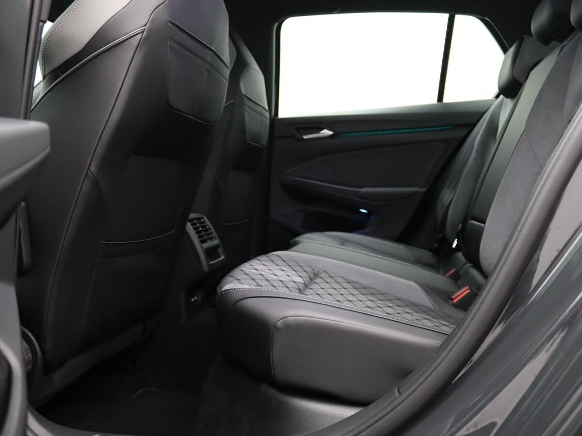 Volkswagen Golf VIII R-Line 2.0TDI DSG/ Navi, App, RFK, LED