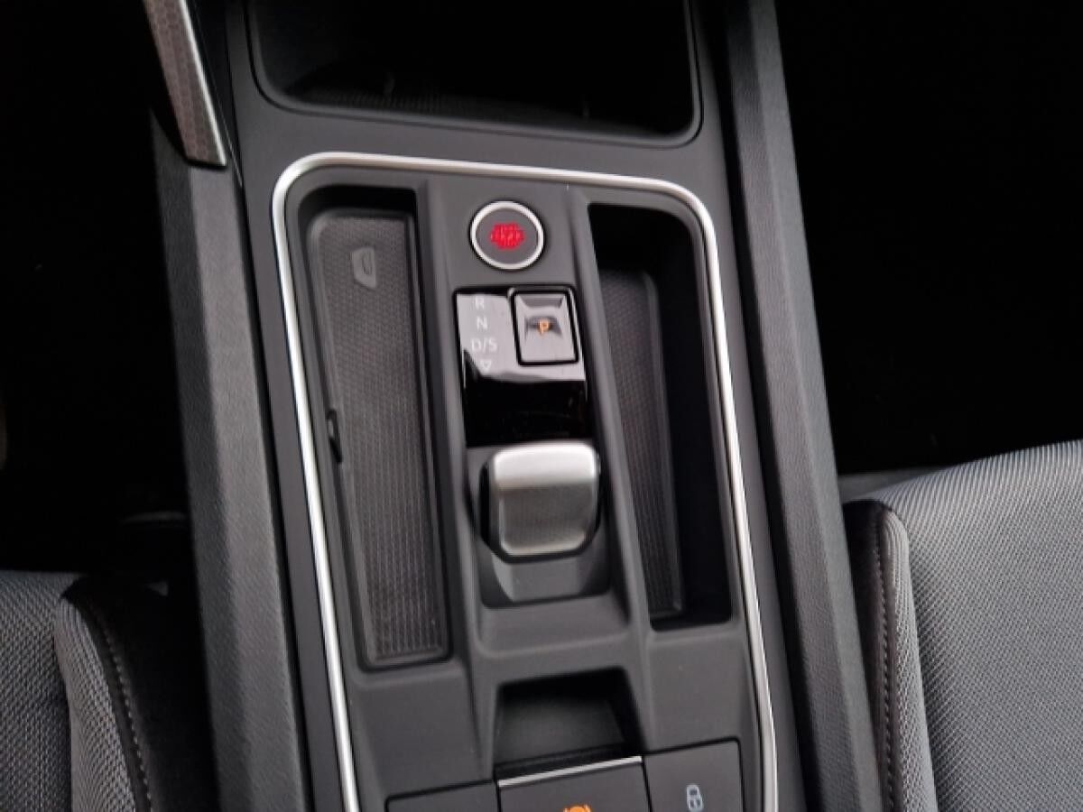 Seat Leon 1.5 eTSI DSG Style Edition Navi LED Klimaautom DAB SHZ Spurhalteass. Rückfahrkam.