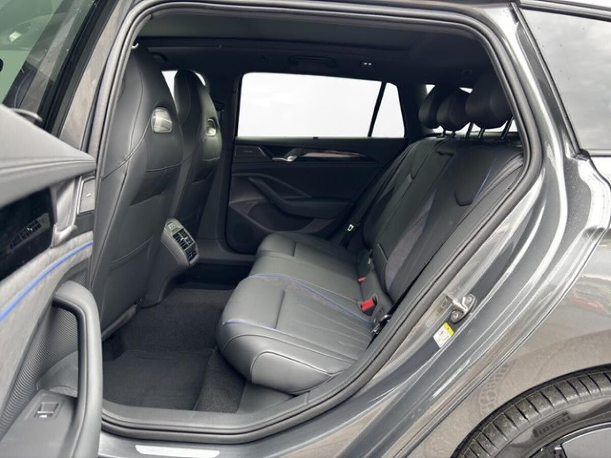 Volkswagen Passat 1.5 TSI eHybrid DSG R-Line BlackStyle | PANO | LEDER VARENNA | HARMAN KARDON
