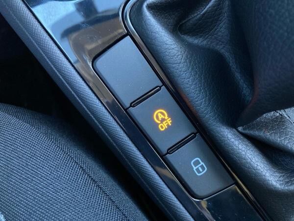 Skoda Fabia Essence 1.0TSI LED.SHZ.PDC.BergA.Swing.BT.2xUSB.DAB