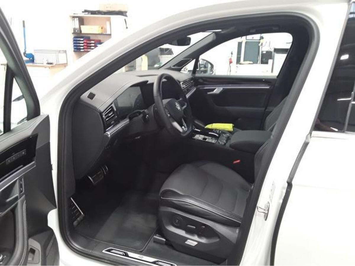 Volkswagen Touareg 3.0 TDI R-LINE PANO WINTERRÄDER NP: 116.875.-€ Volkswagen Touareg 3.0 TDI R-LINE PANO WINTERRÄDER NP: 116.875.-€