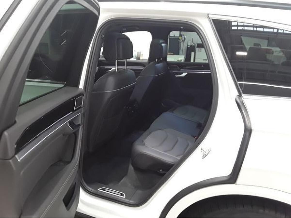 Volkswagen Touareg 3.0 TDI R-LINE PANO WINTERRÄDER NP: 116.875.-€ Volkswagen Touareg 3.0 TDI R-LINE PANO WINTERRÄDER NP: 116.875.-€