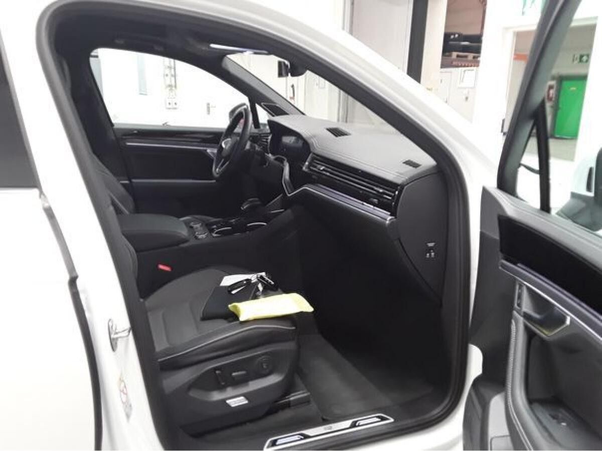 Volkswagen Touareg 3.0 TDI R-LINE PANO WINTERRÄDER NP: 116.875.-€ Volkswagen Touareg 3.0 TDI R-LINE PANO WINTERRÄDER NP: 116.875.-€