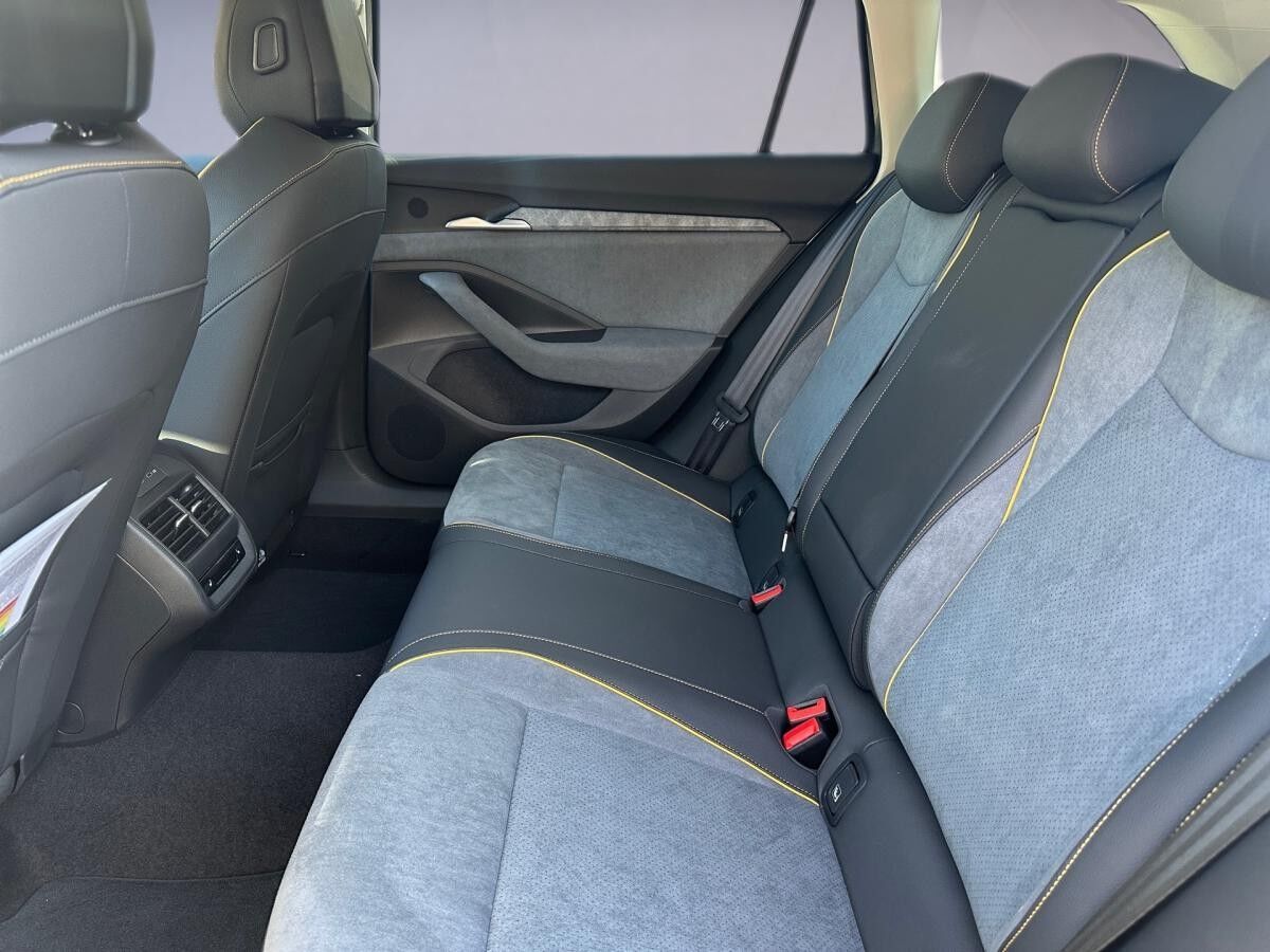 Skoda Superb Combi 1.5 TSI iV 150kW Selection/Transport/AHK/Licht&Sicht/Fahrassistenz/Winter/Infotainment