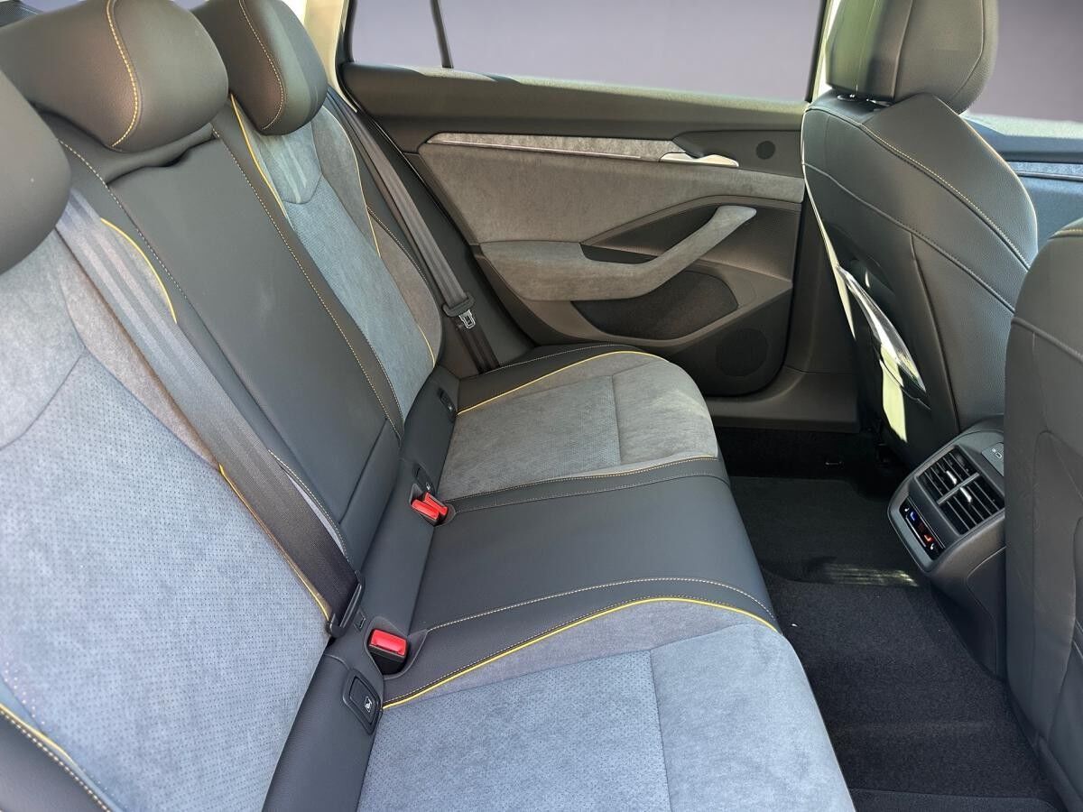 Skoda Superb Combi 1.5 TSI iV 150kW Selection/Transport/AHK/Licht&Sicht/Fahrassistenz/Winter/Infotainment