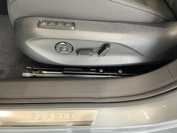 Skoda Superb Combi Sportline Navi DCC PANO AHK eHeck