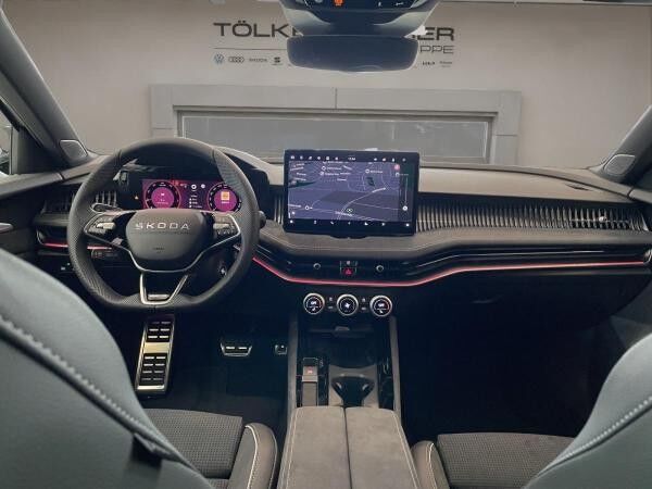Skoda Superb Combi Sportline Navi DCC PANO AHK eHeck