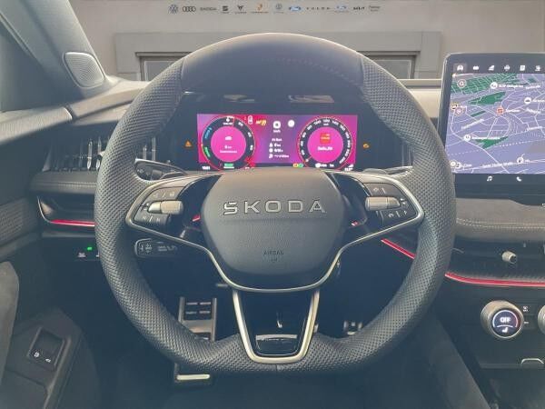 Skoda Superb Combi Sportline iV Navi DCC PANO AHK eHeck