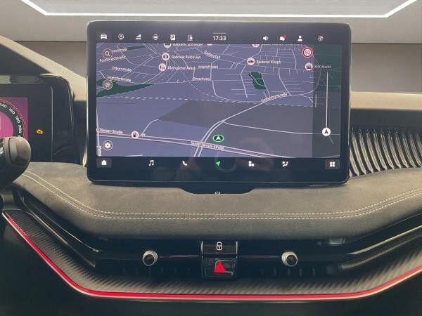 Skoda Superb Combi Sportline Navi DCC PANO AHK eHeck