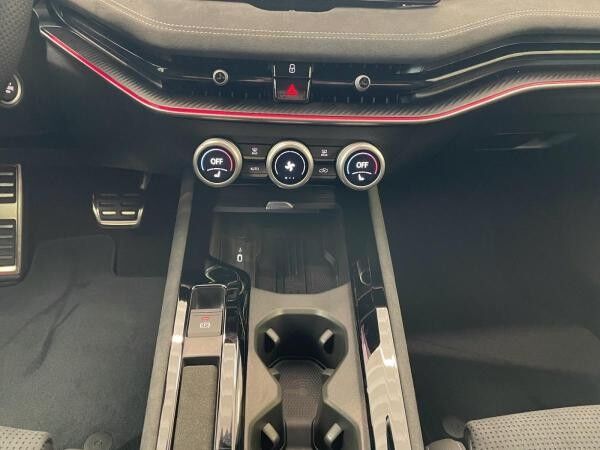 Skoda Superb Combi Sportline Navi DCC PANO AHK eHeck