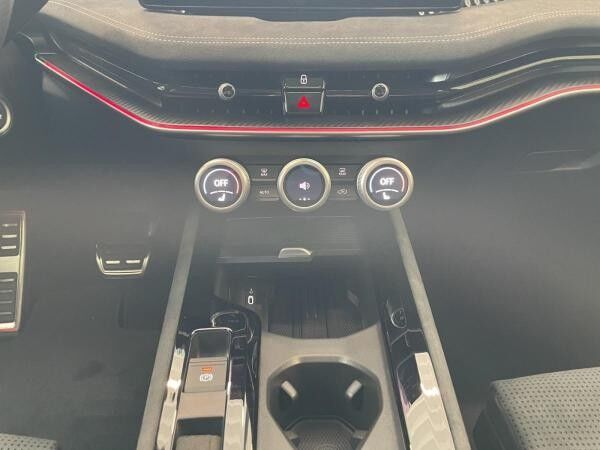 Skoda Superb Combi Sportline iV Navi DCC PANO AHK eHeck
