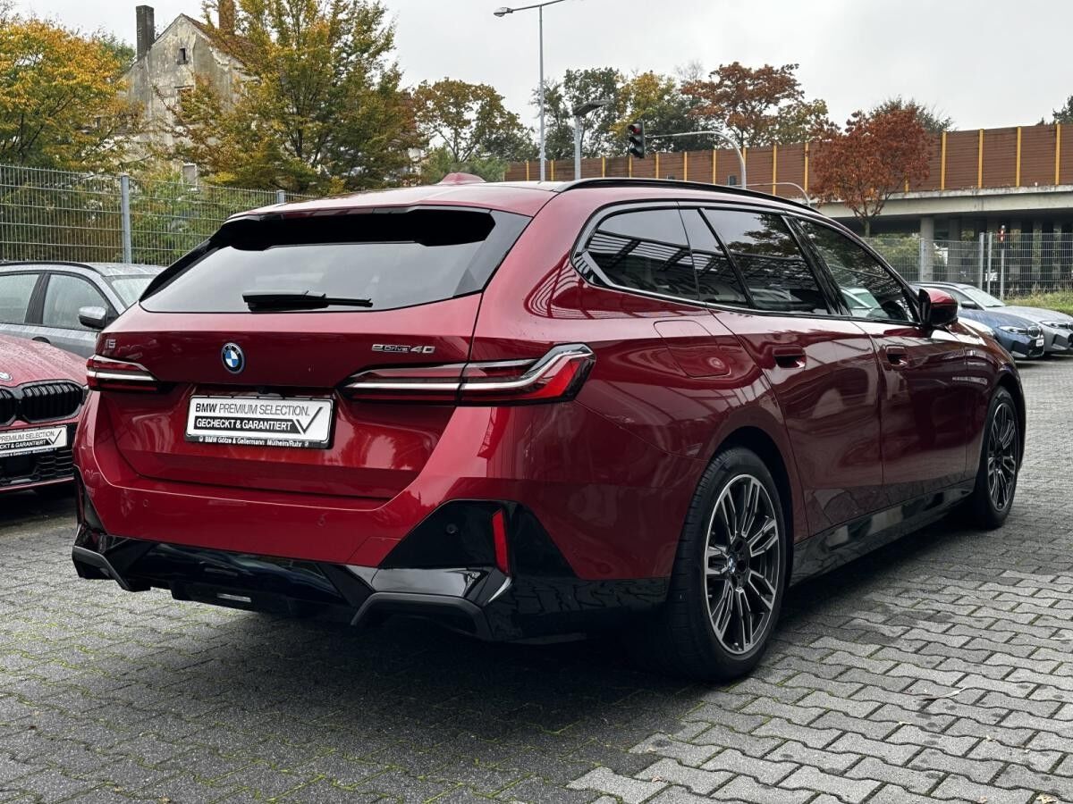 BMW i5 eDrive40 Touring M Sport //Autobahnassistent Pano