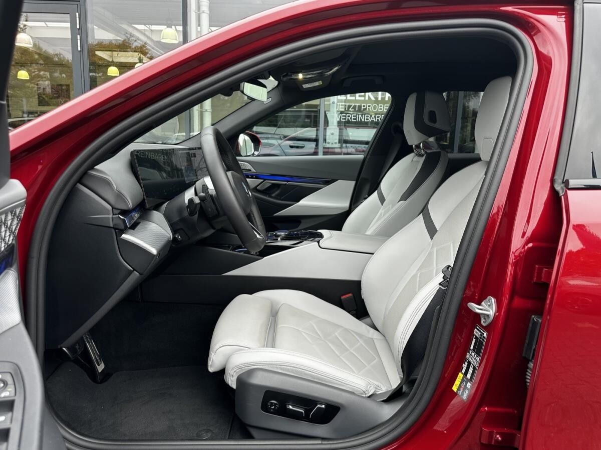 BMW i5 eDrive40 Touring M Sport //Autobahnassistent Pano