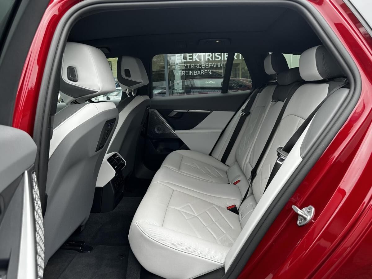 BMW i5 eDrive40 Touring M Sport //Autobahnassistent Pano