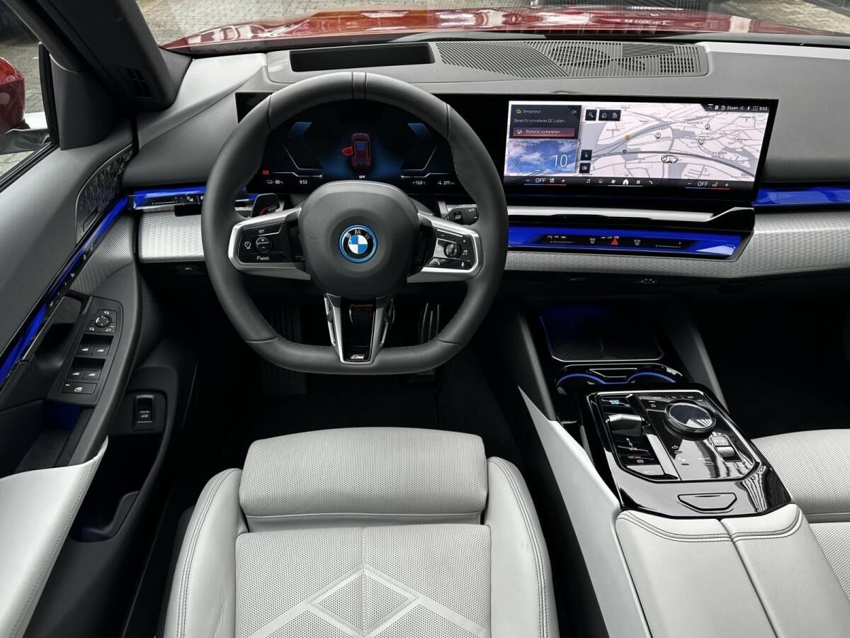 BMW i5 eDrive40 Touring M Sport //Autobahnassistent Pano