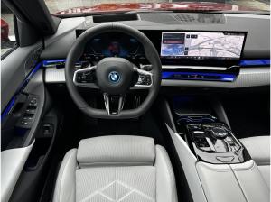 BMW i5 eDrive40 Touring M Sport //Panoramadach DrivingAssistantProf B&W