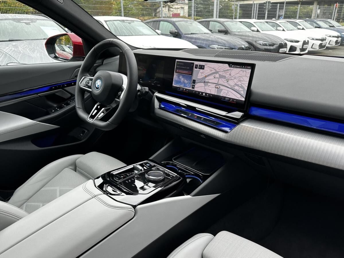 BMW i5 eDrive40 Touring M Sport //Autobahnassistent Pano