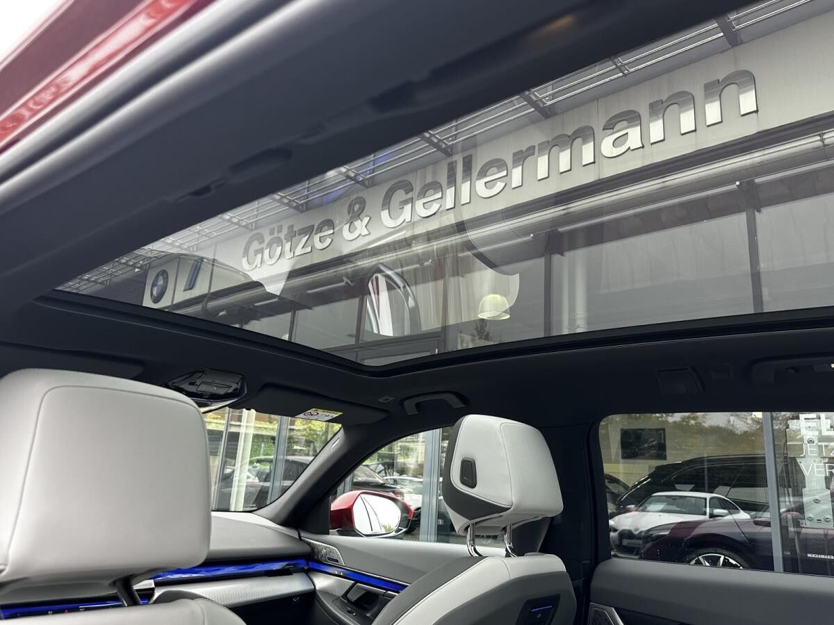 BMW i5 eDrive40 Touring M Sport //Autobahnassistent Pano