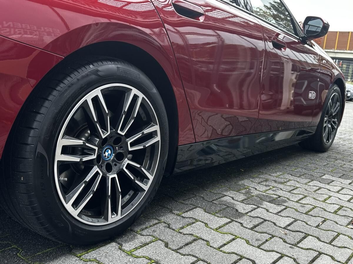 BMW i5 eDrive40 Touring M Sport //Autobahnassistent Pano