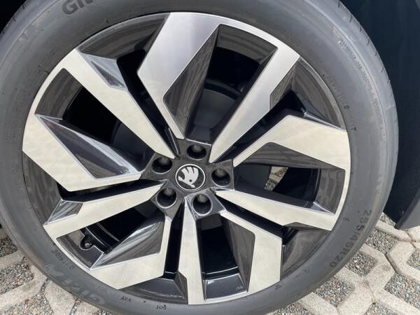 Skoda Elroq 85 **GEWERBE**SOFORT**0,25%** l 4xSHZ l AHK l CAM l MATRIX l NAV l STHZ l WÄPU l 360° l DAB l